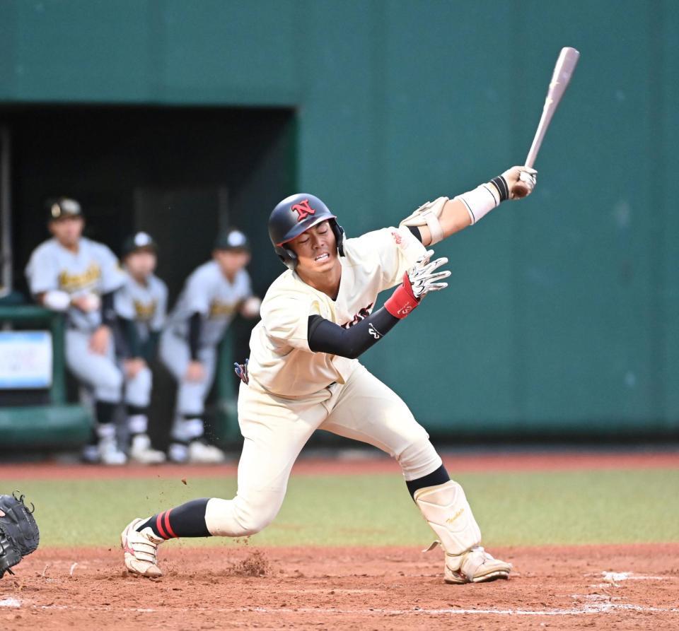 　１回、空振りの三振に倒れる日大・谷端将伍（撮影・持木克友）