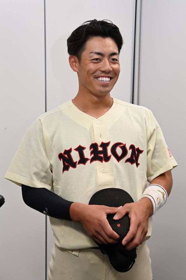 　試合後の囲み会見で笑顔を見せる日大・谷端将伍