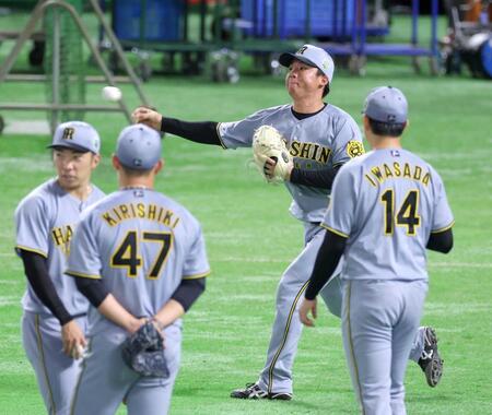 　投内連係で打球を処理して送球する村上（撮影・立川洋一郎）