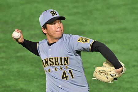 　キャッチボールで調整する村上