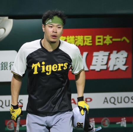 　打撃ケージへ向かう佐藤輝（撮影・田中太一）