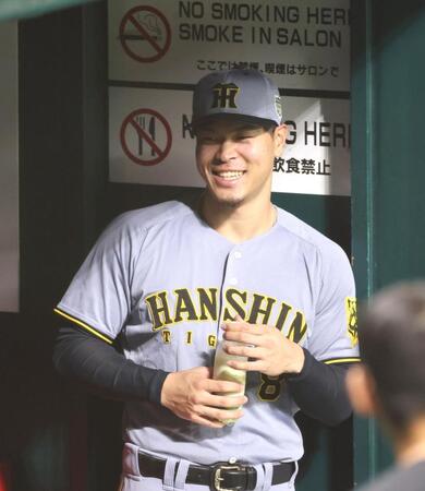 　練習中に笑顔を見せる佐藤輝（撮影・北村雅宏）