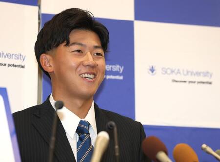 　笑顔で会見する創価大・立石正広（撮影・石井剣太郎）