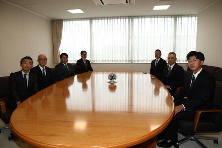 　吉野スカウト（左奥）らから指名挨拶を受ける創価大・立石正広（手前右）