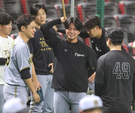 　松本晴（４９）と談笑する大竹と高橋（中央）＝撮影・北村雅宏