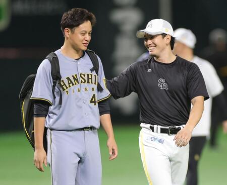 　栗原（右）と話す大竹（撮影・西岡正）