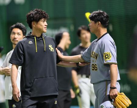 　筒井コーチと旧交を温める城島健司ＣＢＯ（撮影・田中太一）