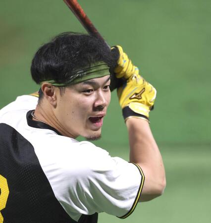 　打撃練習中、意気込む佐藤輝（撮影・北村雅宏）