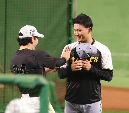 　栗原と言葉を交わす森下（右）＝撮影・北村雅宏