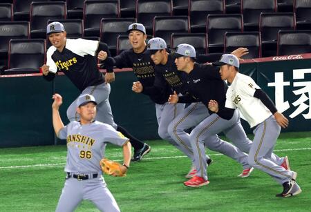 　走塁練習する森下ら阪神ナイン（撮影・山口登）
