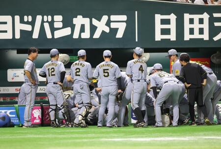 　試合前円陣を組み阪神ナイン（撮影・西岡正）