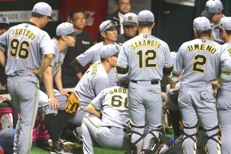 　試合前、円陣を組む阪神ナイン（撮影・北村雅宏）