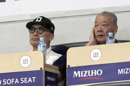 　渡辺謙と福本豊氏（撮影・田中太一）