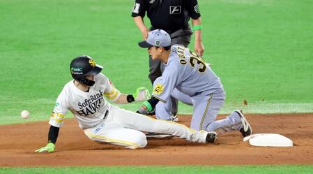 　１回、二盗を決める周東（撮影・山口登）