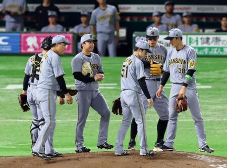 　１回、先制され村上（中央左）ら阪神ナインがマウンドに集まる（撮影・山口登）