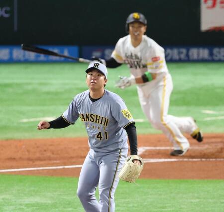 　１回、近藤に先制適時打を浴びる村上（撮影・金田祐二）