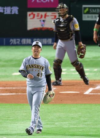 　１回、近藤に先制適時打を浴び、悔しがる村上（撮影・金田祐二）