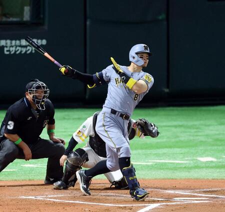 　６回、右中間に勝ち越し適時二塁打を放つ佐藤輝（撮影・山口登）