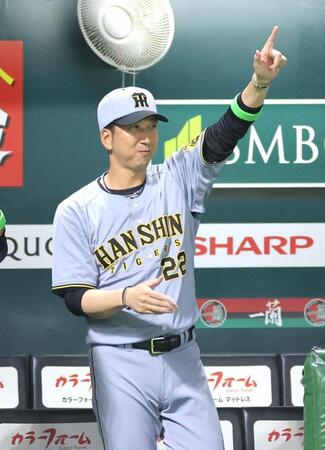 　６回、勝ち越し二塁打を放った佐藤輝に向かって指を立てる藤川監督（撮影・西岡正）