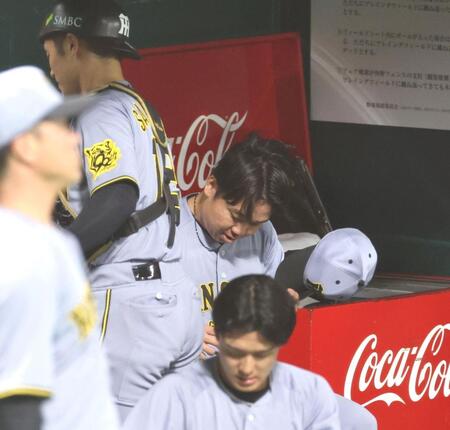 　１回、先制点を失い、ベンチで帽子を取る村上（中央）＝撮影・北村雅宏