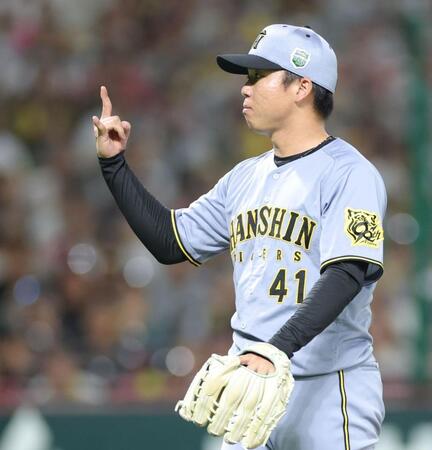 　１回、柳町を三振に打ち取り、坂本に合図を送る村上（撮影・西岡正）