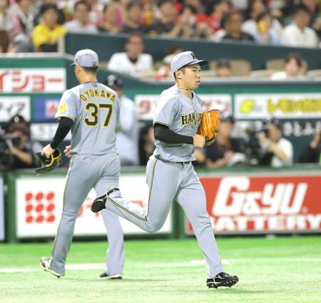 　８回、及川（左）に代わってマウンドに上がる石井（撮影・西岡正）