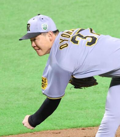 　８回裏に登板し力投する及川（撮影・立川洋一郎）