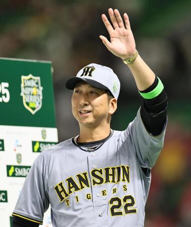 　勝利監督インタビューで手を振る藤川監督（撮影・田中太一）