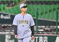 　練習を見る藤川監督