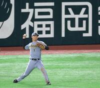 　シートノックを受けて送球する森下（撮影・立川洋一郎）