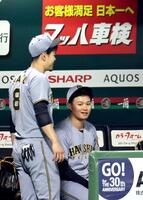 　ベンチで話をする森下（右）と佐藤輝（撮影・田中太一）