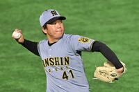 　キャッチボールで調整する村上