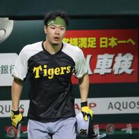 　打撃ケージへ向かう佐藤輝（撮影・田中太一）