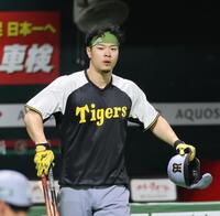 　気合を入れながら打撃ケージへ向かう佐藤輝（撮影・田中太一）