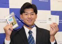 　当たりくじを手にポーズを決める立石（撮影・石井剣太郎）