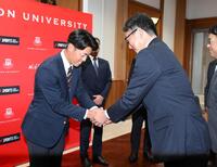 　ドラフト２位指名され、担当の吉野誠スカウト（右）からあいさつを受ける日大・谷端将伍（撮影・伊藤笙子）