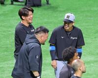 　練習中の山川（手前左）と談笑する梅野（右）と岩貞（左）＝撮影・立川洋一郎