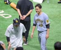 　ソフトバンクの関係者らにあいさつして回る大竹（撮影・立川洋一郎）