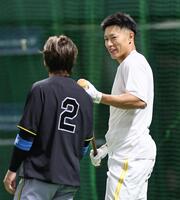 　梅野と話をする柳田（撮影・田中太一）