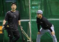 　近藤と話をする木浪（撮影・田中太一）