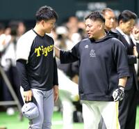 　山川（右）にあいさつする森下（撮影・西岡正）