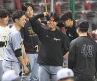 　松本晴（４９）と談笑する大竹と高橋（中央）＝撮影・北村雅宏