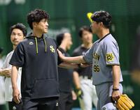 　筒井コーチと旧交を温める城島健司ＣＢＯ（撮影・田中太一）