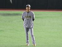 　試合前練習を見守る藤川監督（撮影・北村雅宏）