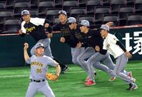 　走塁練習する森下ら阪神ナイン（撮影・山口登）