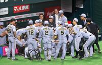 　森下の声出しで円陣を組む阪神ナイン（撮影・立川洋一郎）