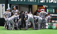 　試合前、円陣を組む阪神ナイン（撮影・金田祐二）