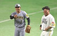 　シートノック中に山川（右）と話す森下（撮影・北村雅宏）