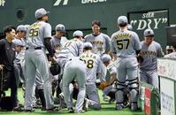 　森下（右）の声出しで円陣が組まれた（撮影・田中太一）