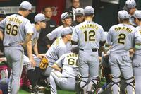 　試合前、円陣を組む阪神ナイン（撮影・北村雅宏）